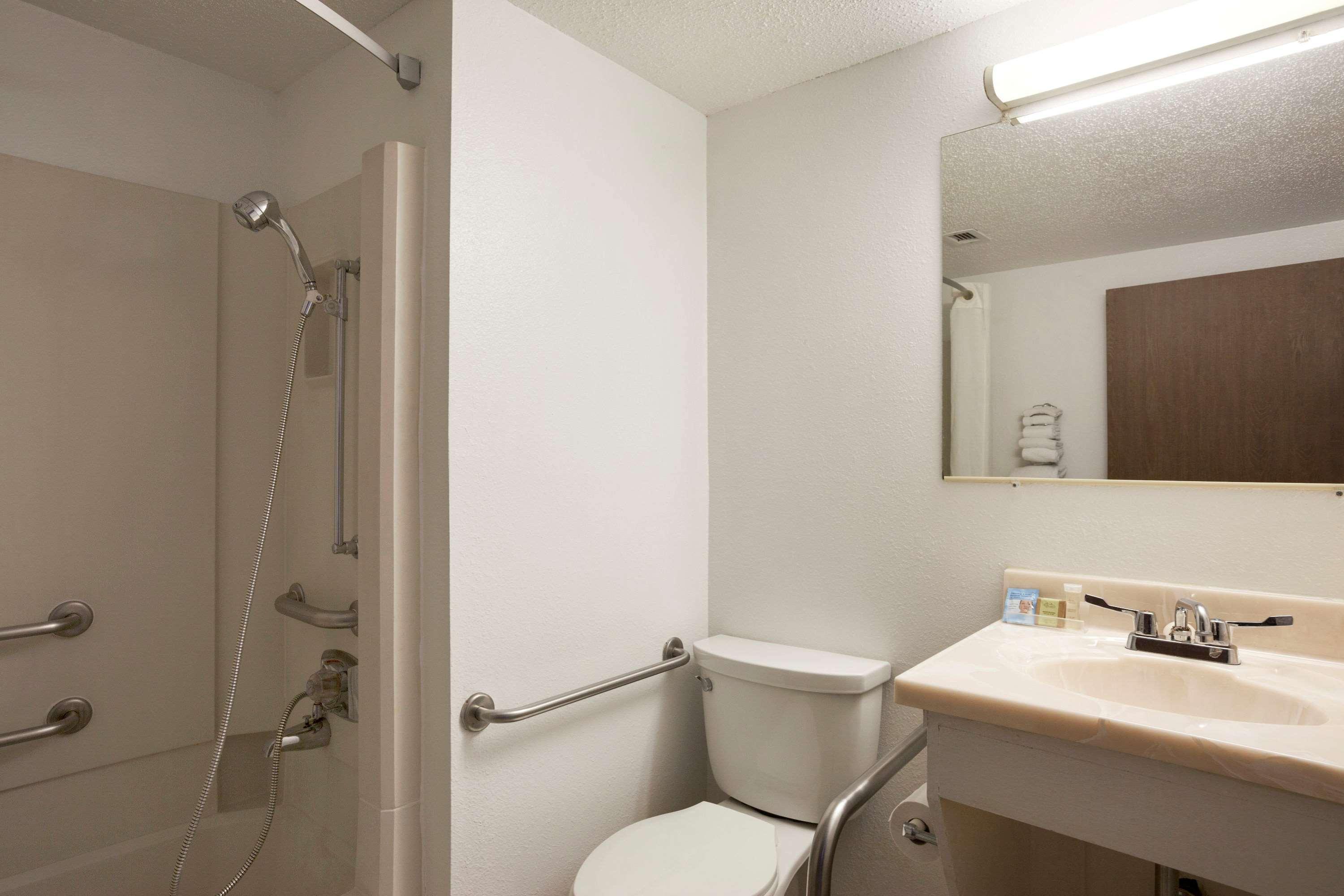 Super 8 By Wyndham Council Bluffs Ia Omaha Ne Area Motel Exterior photo