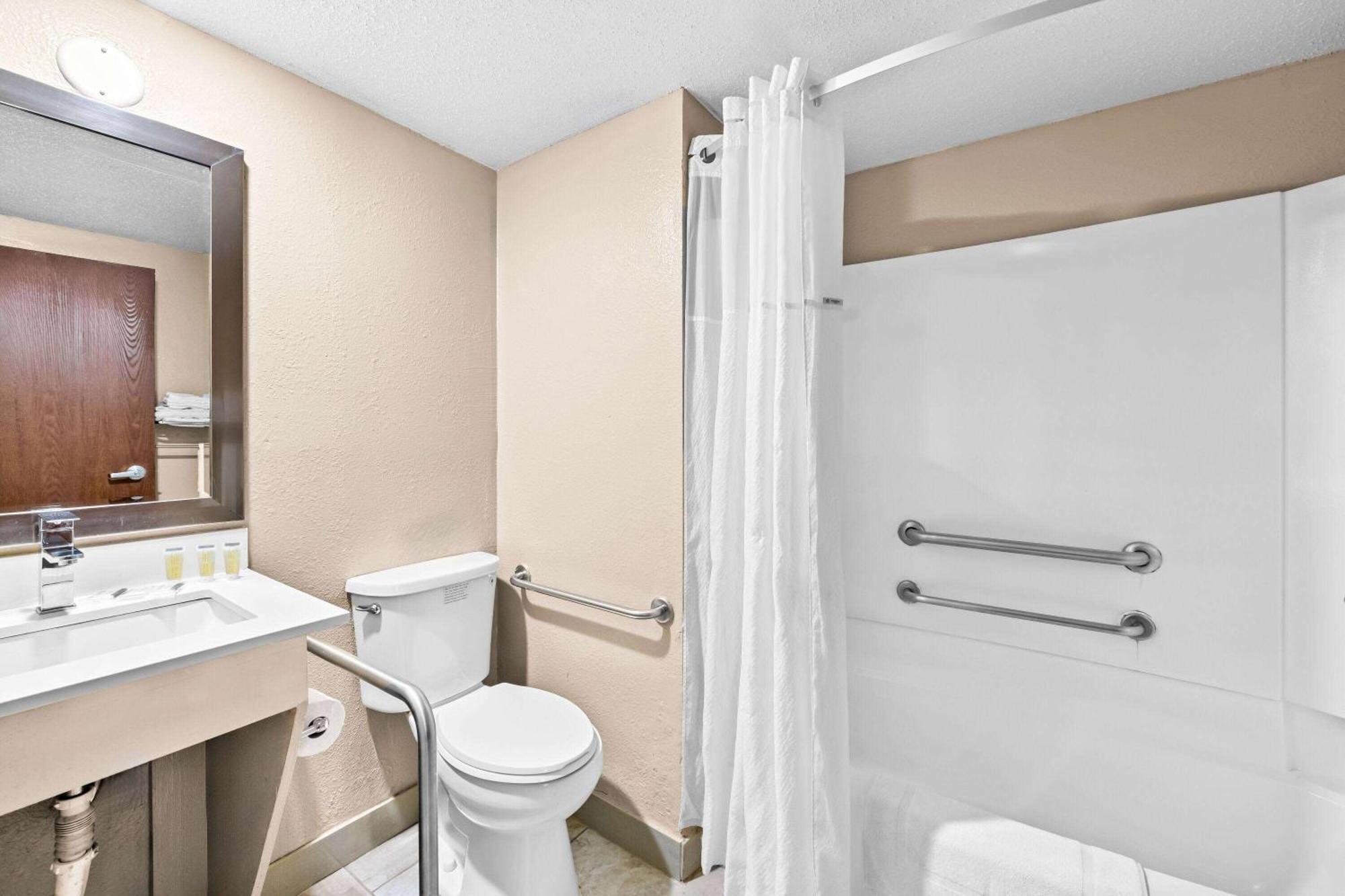 Super 8 By Wyndham Council Bluffs Ia Omaha Ne Area Motel Exterior photo